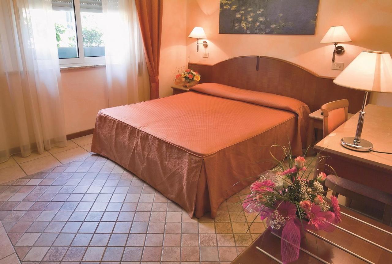 Hotel Rosalba - Valentini Family Village เบลลาเรีย-อีเจอา มารีนา ภายนอก รูปภาพ
