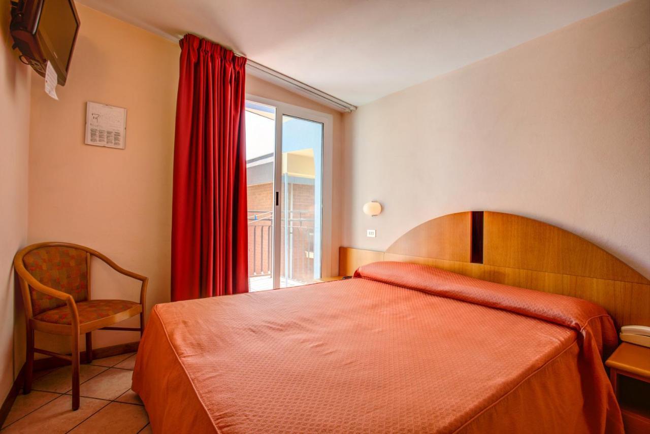 Hotel Rosalba - Valentini Family Village เบลลาเรีย-อีเจอา มารีนา ภายนอก รูปภาพ
