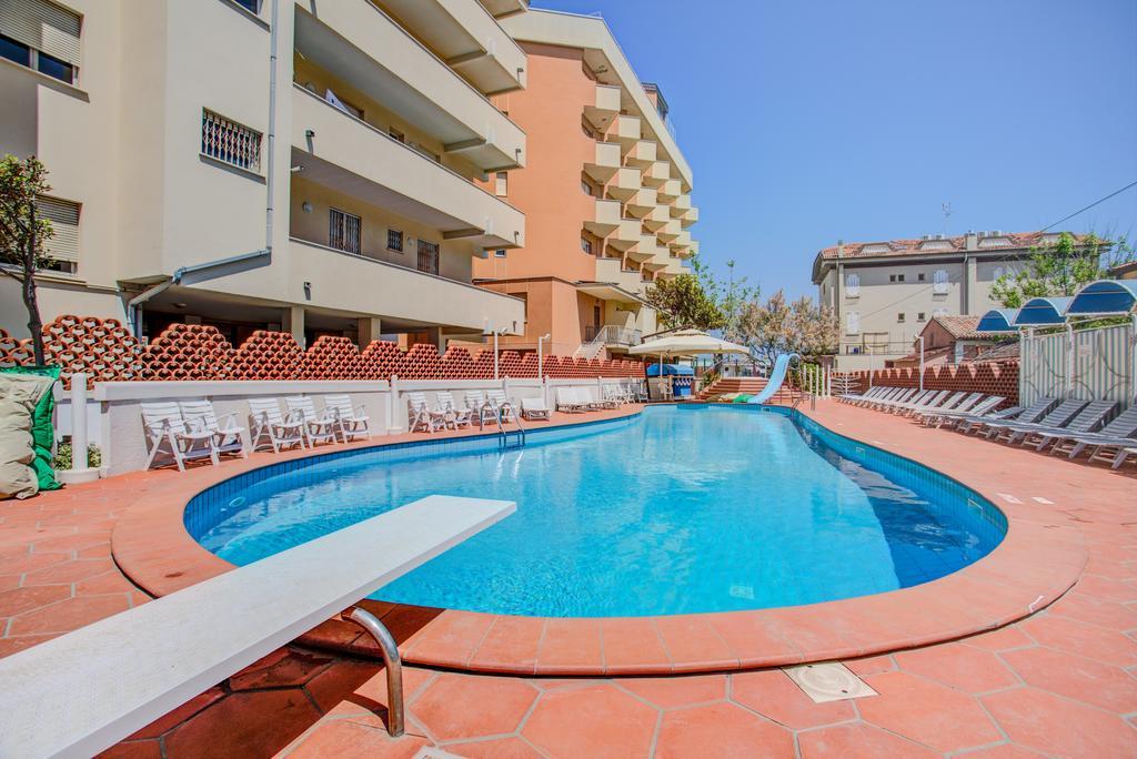 Hotel Rosalba - Valentini Family Village เบลลาเรีย-อีเจอา มารีนา ภายนอก รูปภาพ